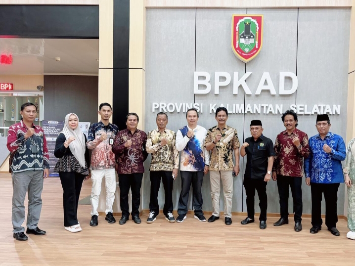 Jajaran Komisi II DPRD Kabupaten Tanah Bumbu bersama perwakilan BPKAD Provinsi Kalimantan Selatan usai kegiatan konsultasi dan koordinasi terkait pengelolaan Dana Bagi Hasil (DBH) dan Dana Hibah di Banjarbaru, Jumat (23/1/2026).