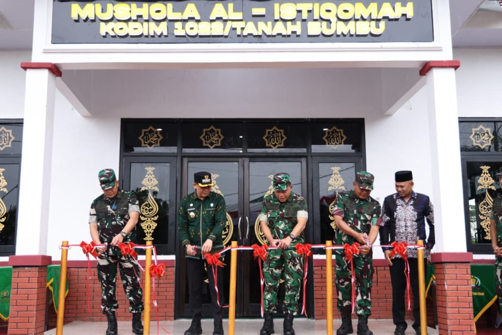 Pangdam XXII Tambun Bungai bersama Bupati Tanah Bumbu meresmikan Mushola Al Istiqomah Kodim 1022 serta menyerahkan bantuan sosial