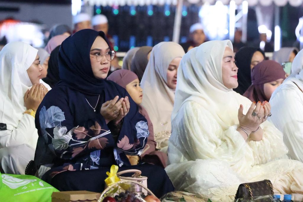Ketua TP PKK Tanah Bumbu hadiri Isra Miraj dan haul ulama, ajak perkuat keimanan serta ketahanan keluarga masyarakat.
