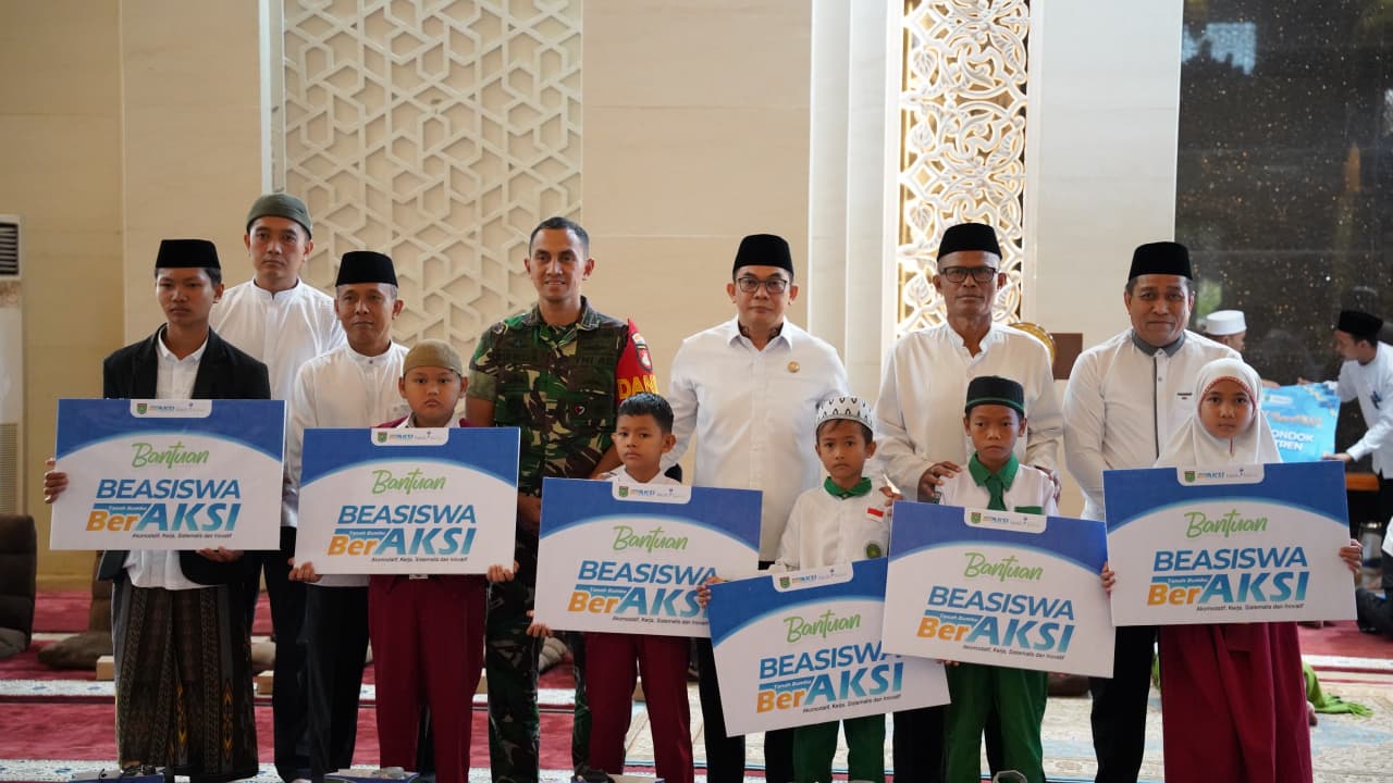 Bupati Tanah Bumbu meluncurkan Beasiswa BerAksi dan menyalurkan insentif guru keagamaan pada doa bersama Tahun Baru 2026 daerah