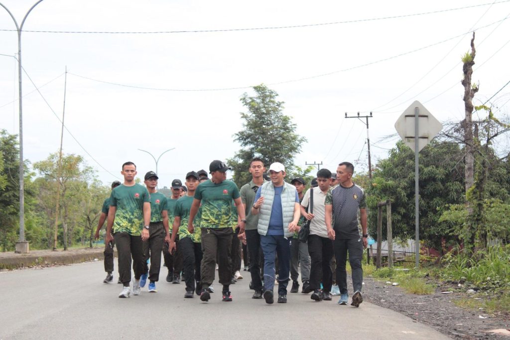 Bupati Andi Rudi Latif mengikuti jalan sehat bersama Yonif TP 828 BWM untuk menyambut Tahun Baru 2026 di Batulicin