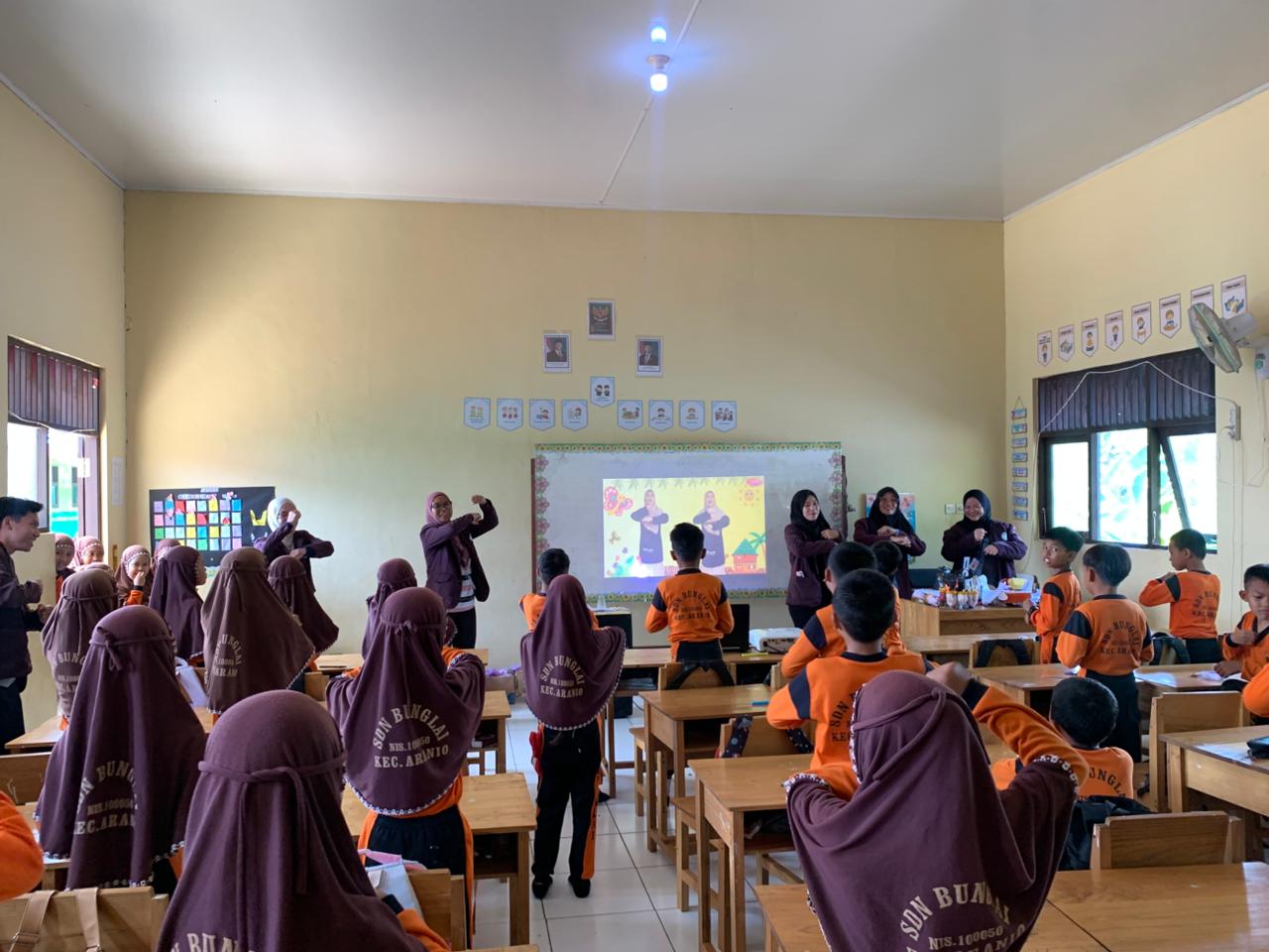 Mahasiswa KKN STIKes Intan Martapura memberikan edukasi kesehatan gigi dan mulut kepada siswa SDN Bunglai.