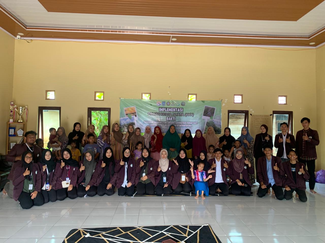 Mahasiswa KKN STIKes Intan Martapura mengedukasi warga Desa Bunglai tentang pemilahan sampah dan pengelolaan limbah bernilai ekonomis