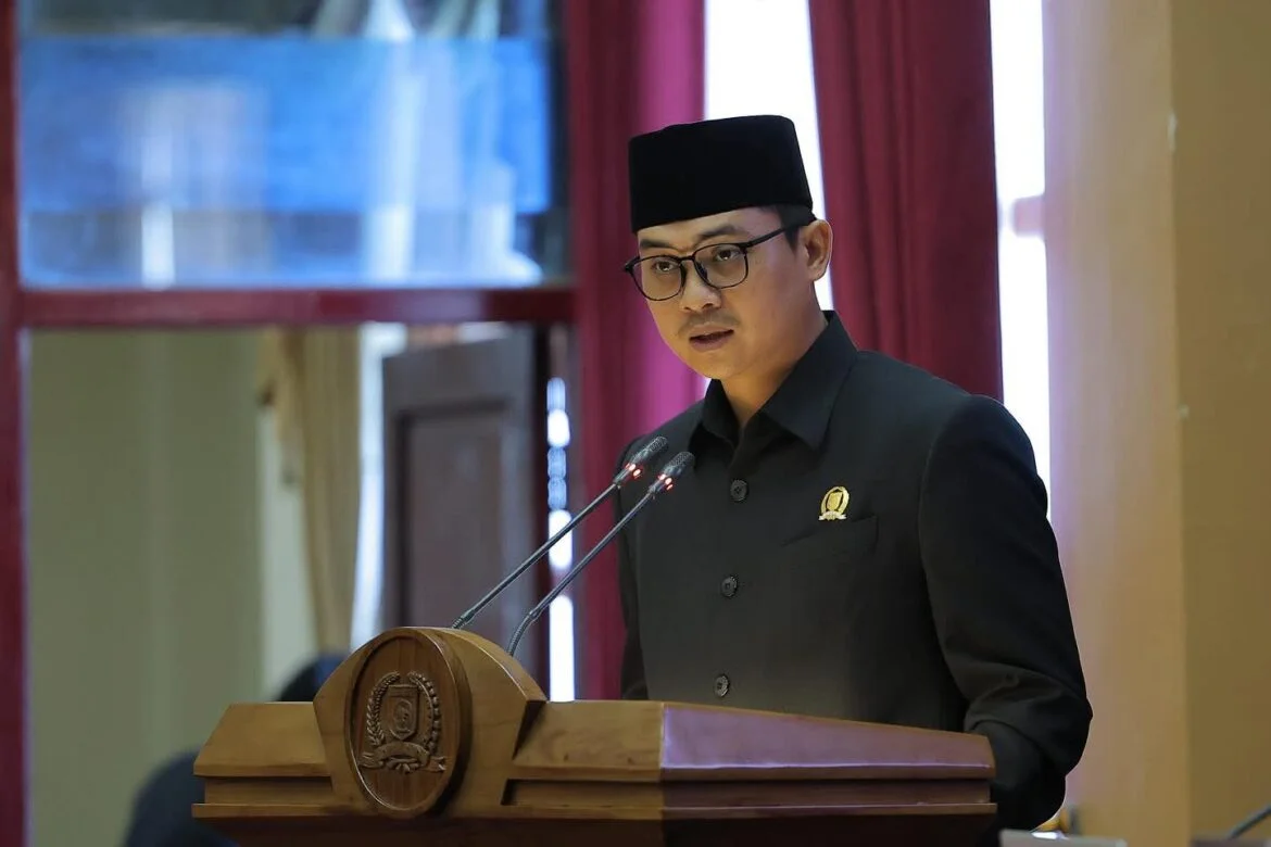 Ketua DPRD Tanah Bumbu, Andrean Atma Maulani, saat menyampaikan pernyataan dalam rapat resmi di Gedung DPRD Tanah Bumbu terkait penertiban warung remang-remang di kawasan Jalan 30 Batulicin.