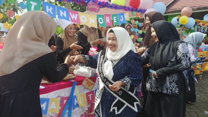 Anggota DPRD Tanah Bumbu, Asri Noviandani, berinteraksi dengan guru dan orang tua saat mengunjungi stan d Market Day TK Negeri Wonorejo, Kecamatan Satui, Kamis (12/2/2026).