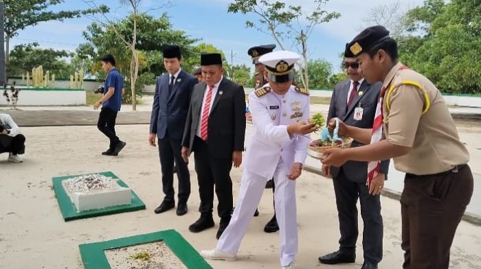 Wakil Ketua DPRD Tanah Bumbu, H. Hasanuddin (Dasi Merah) saat mengikuti tabur bunga di Taman Makam Pahlawan.