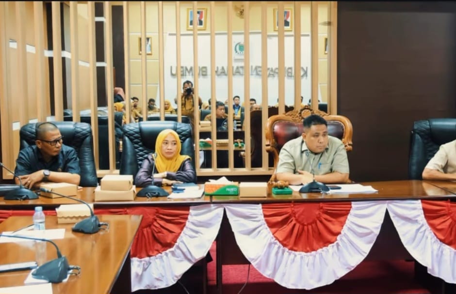 DPRD Tanah Bumbu bersama Sekretaris Daerah saat rapat kerja di Ruang Rapat Komisi DPRD, Senin (02/02/2026)