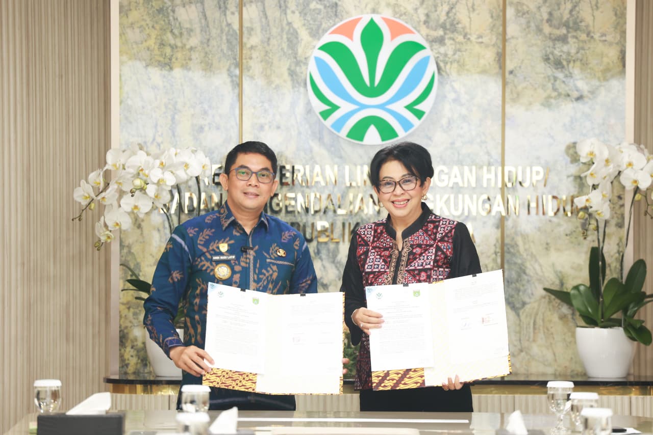 Bupati Tanah Bumbu menandatangani MoU dengan KLH/BPLH untuk memperkuat pengelolaan sampah dan lingkungan berkelanjutan daerah