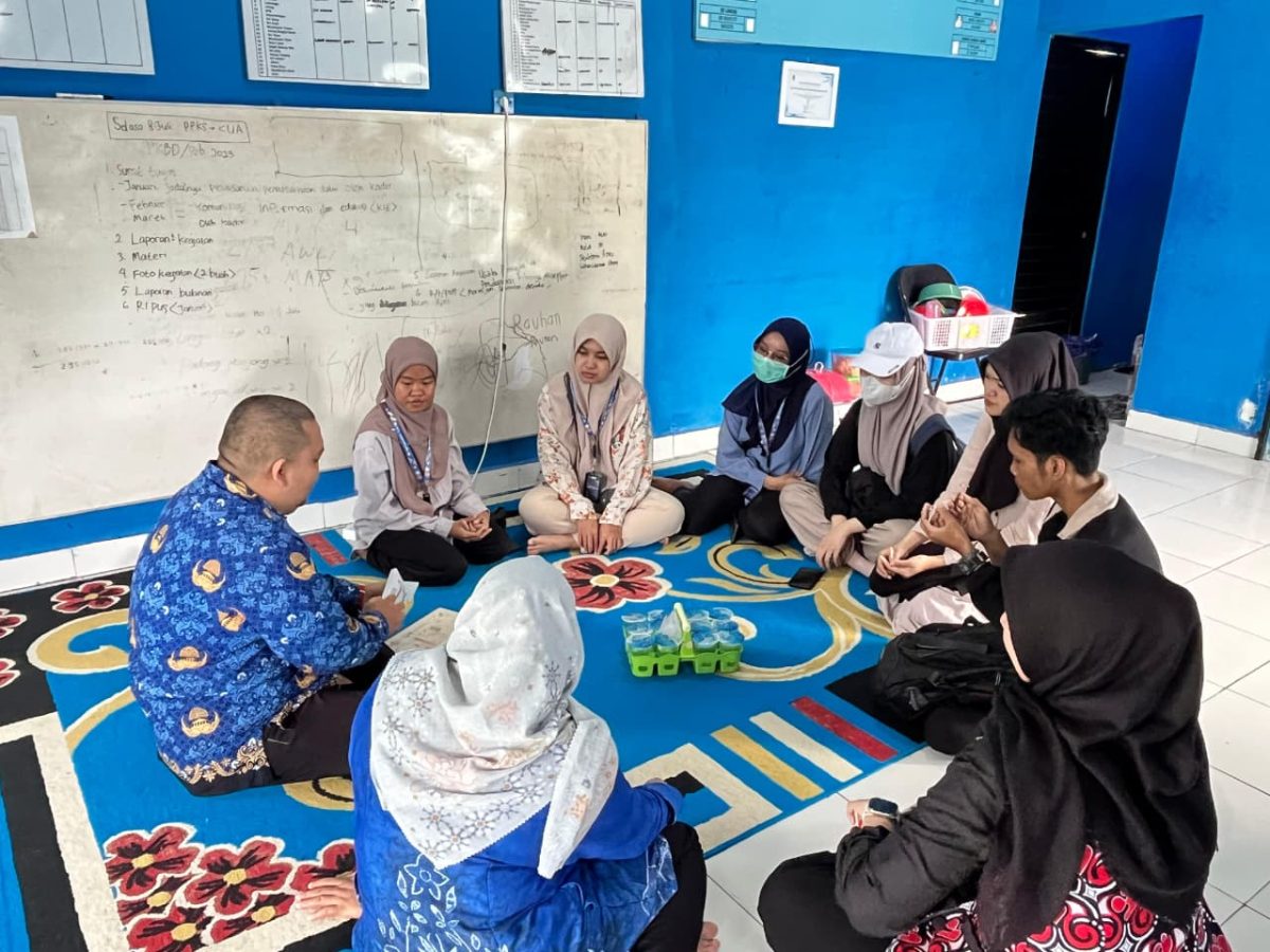 Mahasiswa Profesi Ners ULM Angkatan XXV (Kelompok J) saat melakukan pertemuan dan koordinasi bersama Tim Penyuluh KB Kecamatan Karang Intan, Kabupaten Banjar