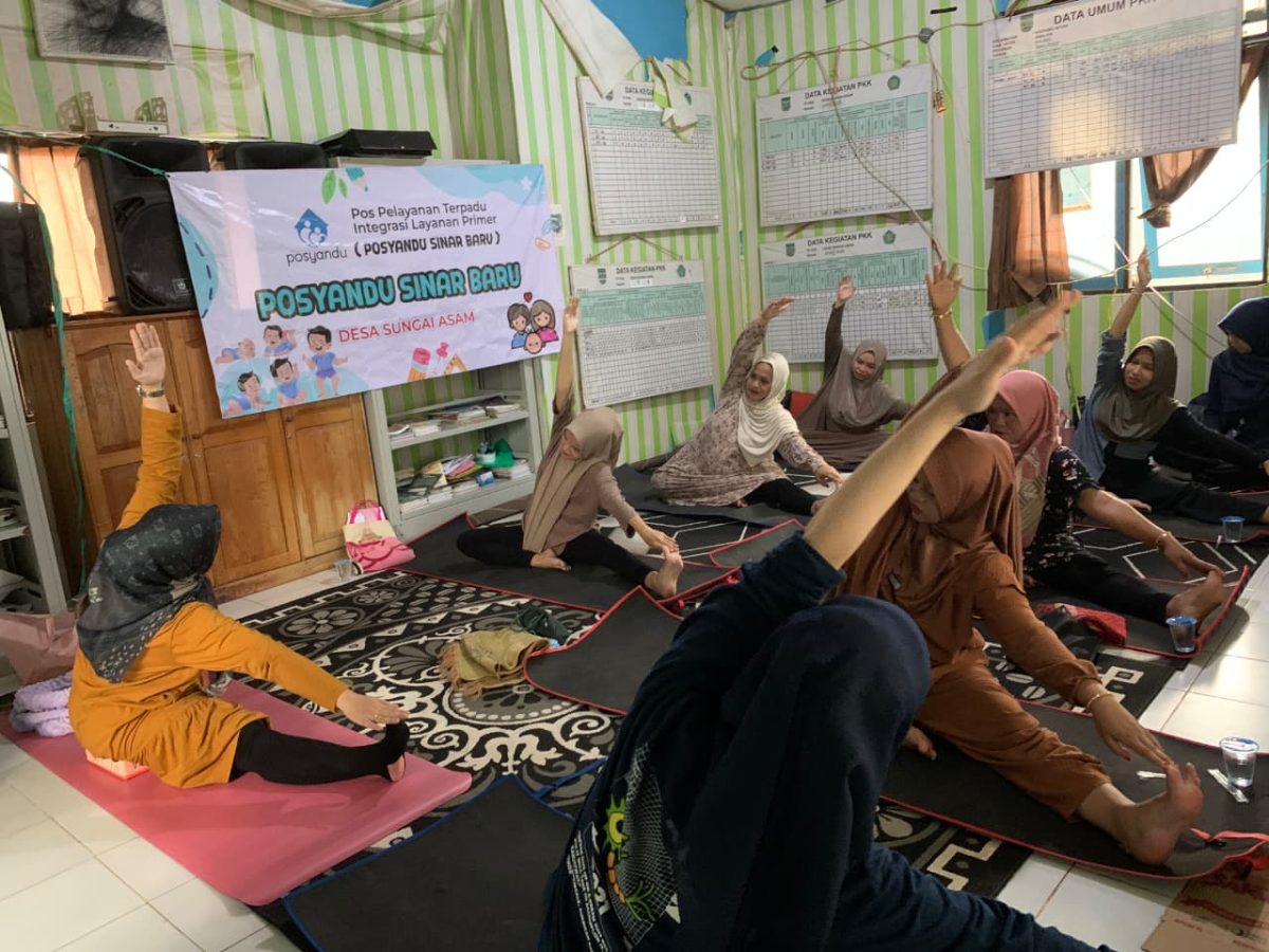 Ibu hamil di Desa Sungai Asam mengikuti sesi yoga prenatal yang digelar mahasiswa Profesi Ners Universitas Lambung Mangkurat Kelompok J di Posyandu Sinar Baru, dengan pendampingan tenaga kesehatan setempat.