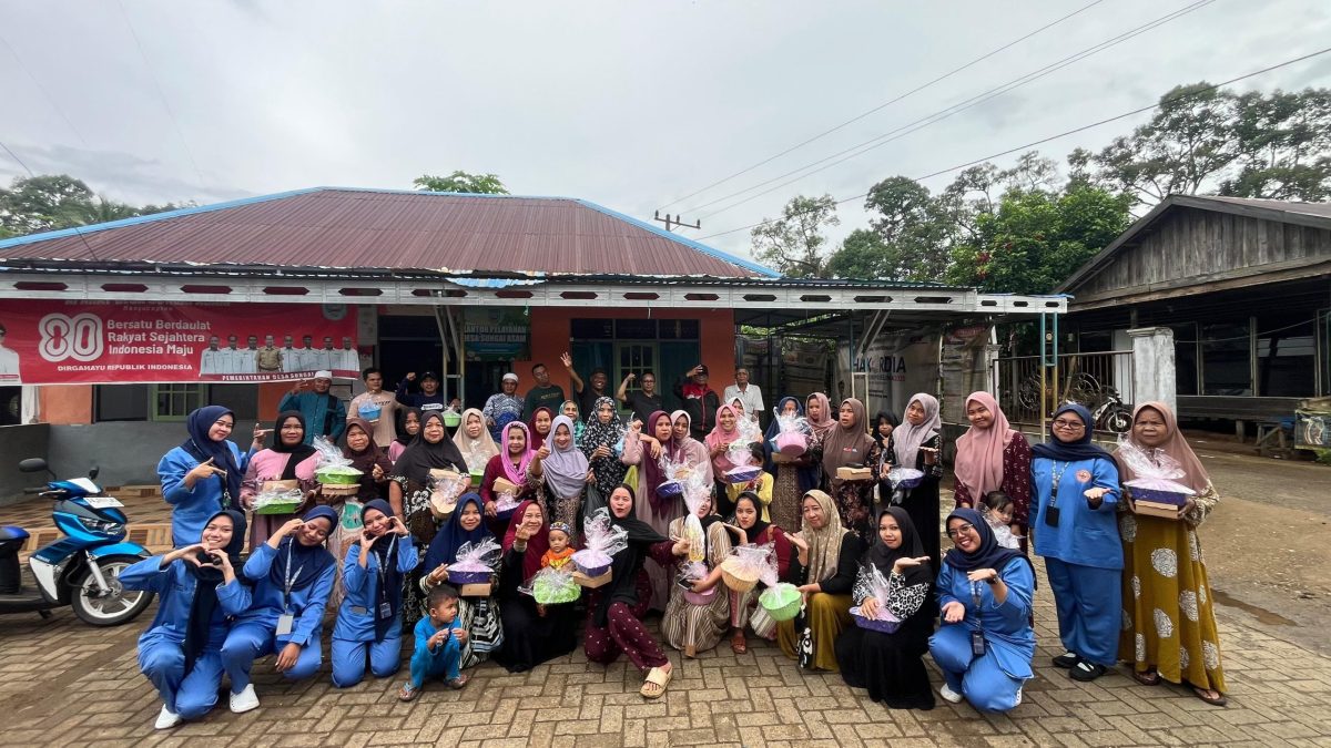 Mahasiswa Profesi Ners Kelompok E Universitas Lambung Mangkurat berfoto bersama warga Desa Sungai Asam usai kegiatan pendidikan kesehatan “SEJUK JIWA” di Kecamatan Karang Intan, Kabupaten Banjar, Jumat (06/02/2026), yang diakhiri dengan pembagian bingkisan kepada peserta.