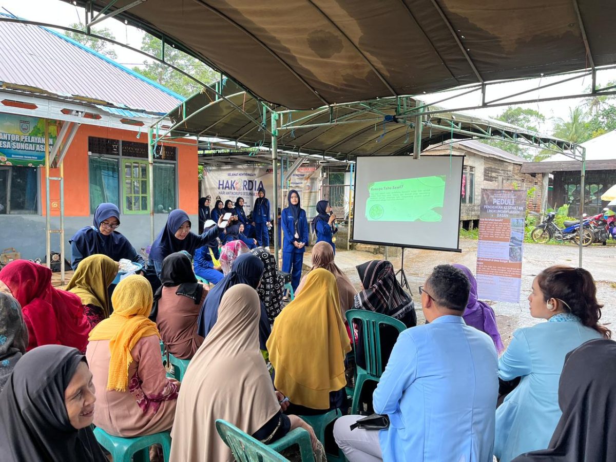 Mahasiswa Profesi Ners Angkatan 25 Kelompok A ULM memberikan edukasi pencegahan hipertensi kepada warga di Balai Desa Sungai Asam, Kecamatan Karang Intan, Kabupaten Banjar, Kamis (12/2/2026).