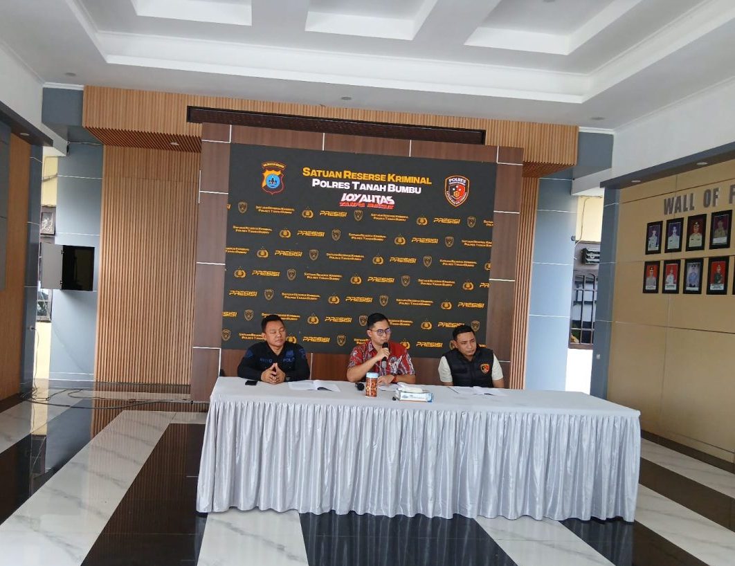 Kasat Reskrim Polres Tanah Bumbu AKP M. Taufan Maulana (tengah) saat memimpin konferensi pers pengungkapan kasus pembunuhan dan percobaan jambret di Mapolres Tanah Bumbu, Jumat (20/2/2026).