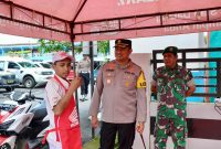 Kapolres Tanah Bumbu AKBP Arief Prasetya saat meninjau kesiapan Pos Terpadu Pelayanan dalam rangka pengamanan arus mudik Idul Fitri 1447 H.