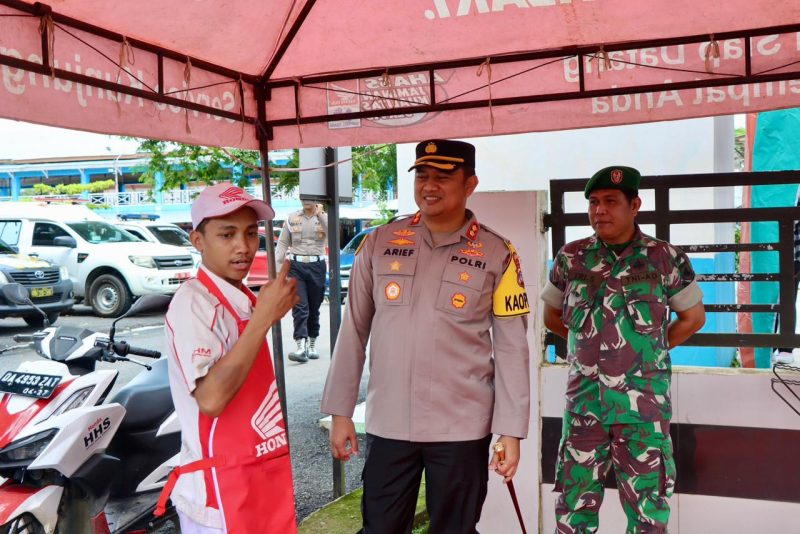 Kapolres Tanah Bumbu AKBP Arief Prasetya saat meninjau kesiapan Pos Terpadu Pelayanan dalam rangka pengamanan arus mudik Idul Fitri 1447 H.