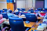 Rapat kerja gabungan komisi DPRD Kabupaten Tanah Bumbu bersama sejumlah SKPD membahas penanganan banjir di Desa Sarigadung, Kecamatan Simpang Empat, di ruang rapat DPRD Tanbu, Senin (02/03/2026).