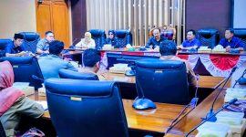 Rapat kerja gabungan komisi DPRD Kabupaten Tanah Bumbu bersama sejumlah SKPD membahas penanganan banjir di Desa Sarigadung, Kecamatan Simpang Empat, di ruang rapat DPRD Tanbu, Senin (02/03/2026).