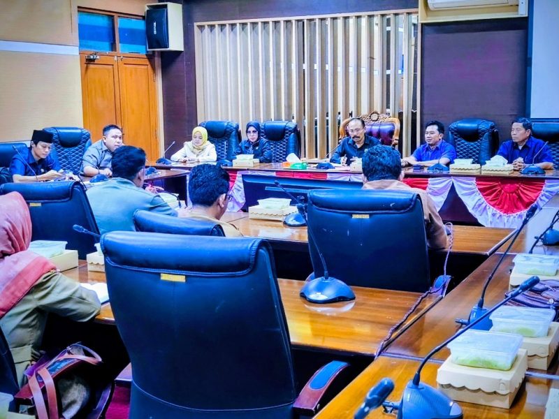 Rapat kerja gabungan komisi DPRD Kabupaten Tanah Bumbu bersama sejumlah SKPD membahas penanganan banjir di Desa Sarigadung, Kecamatan Simpang Empat, di ruang rapat DPRD Tanbu, Senin (02/03/2026).