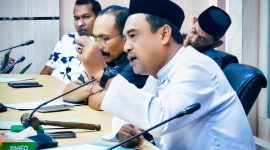 Anggota DPRD Tanah Bumbu saat menyampaikan pandangan dalam Rapat Kerja bersama Diskumdagri di ruang Komisi II, Selasa (03/03/2026)
