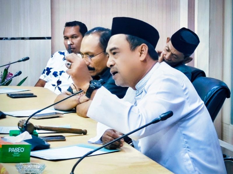 Anggota DPRD Tanah Bumbu saat menyampaikan pandangan dalam Rapat Kerja bersama Diskumdagri di ruang Komisi II, Selasa (03/03/2026)