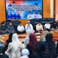 Pimpinan dan anggota DPRD Tanah Bumbu bersama jajaran sekretariat serta pengurus Gatriwara mengikuti kegiatan silaturrahmi dan buka puasa bersama di kantor DPRD Tanah Bumbu, Selasa (03/03/2026).