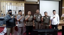 Ketua dan Anggota Komisi I DPRD Kabupaten Tanah Bumbu berfoto bersama jajaran Satpol PP usai rapat kerja terkait pengawasan dan penertiban Tempat Hiburan Malam (THM) selama bulan suci Ramadan 1447 Hijriah, di ruang rapat Komisi I DPRD Tanah Bumbu, Selasa (03/03/2026).