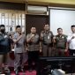 Ketua dan Anggota Komisi I DPRD Kabupaten Tanah Bumbu berfoto bersama jajaran Satpol PP usai rapat kerja terkait pengawasan dan penertiban Tempat Hiburan Malam (THM) selama bulan suci Ramadan 1447 Hijriah, di ruang rapat Komisi I DPRD Tanah Bumbu, Selasa (03/03/2026).