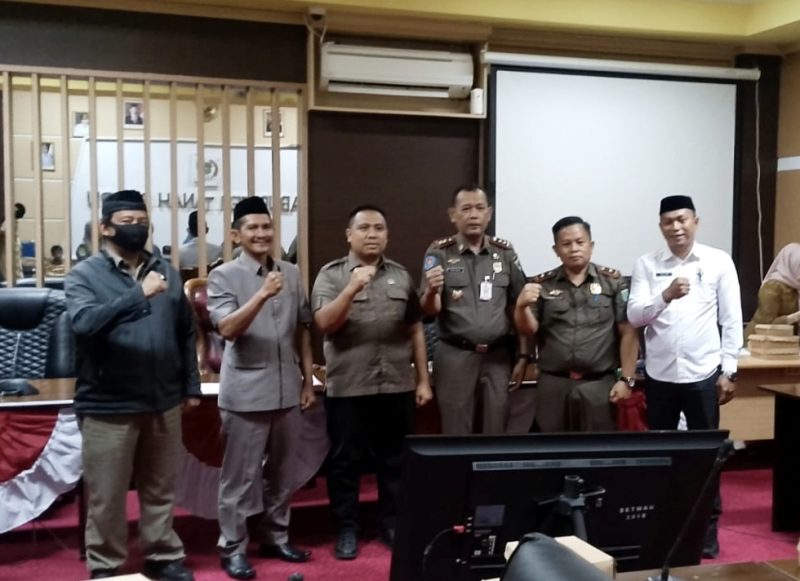 Ketua dan Anggota Komisi I DPRD Kabupaten Tanah Bumbu berfoto bersama jajaran Satpol PP usai rapat kerja terkait pengawasan dan penertiban Tempat Hiburan Malam (THM) selama bulan suci Ramadan 1447 Hijriah, di ruang rapat Komisi I DPRD Tanah Bumbu, Selasa (03/03/2026).