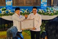 Bupati Tanah Bumbu Andi Rudi Latif bersama Direktur Utama AirNav Indonesia Capt. Arivianto Suratno menunjukkan sertifikat CASR 172 pada acara tasyakuran operasional pelayanan lalu lintas udara di Bandara Internasional Bersujud Batulicin, Senin (09/03/2026).