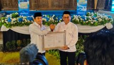 Bupati Tanah Bumbu Andi Rudi Latif bersama Direktur Utama AirNav Indonesia Capt. Arivianto Suratno menunjukkan sertifikat CASR 172 pada acara tasyakuran operasional pelayanan lalu lintas udara di Bandara Internasional Bersujud Batulicin, Senin (09/03/2026).
