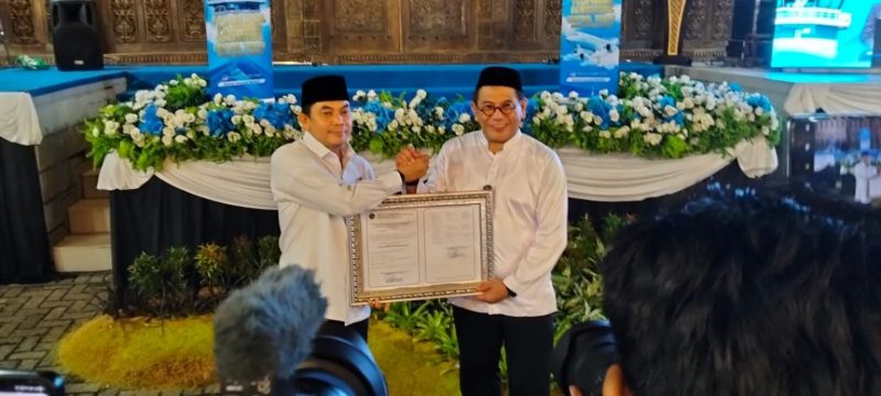 Bupati Tanah Bumbu Andi Rudi Latif bersama Direktur Utama AirNav Indonesia Capt. Arivianto Suratno menunjukkan sertifikat CASR 172 pada acara tasyakuran operasional pelayanan lalu lintas udara di Bandara Internasional Bersujud Batulicin, Senin (09/03/2026).
