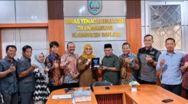 Rombongan Komisi III DPRD Tanah Bumbu yang dipimpin Wakil Ketua I DPRD H. Hasanuddin melakukan kunjungan kerja ke Disnakertrans Kabupaten Banjar untuk mempelajari mekanisme penanganan Perselisihan Hubungan Industrial, Senin (09/03/2026).