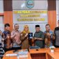 Rombongan Komisi III DPRD Tanah Bumbu yang dipimpin Wakil Ketua I DPRD H. Hasanuddin melakukan kunjungan kerja ke Disnakertrans Kabupaten Banjar untuk mempelajari mekanisme penanganan Perselisihan Hubungan Industrial, Senin (09/03/2026).