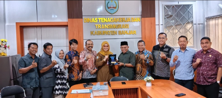 Rombongan Komisi III DPRD Tanah Bumbu yang dipimpin Wakil Ketua I DPRD H. Hasanuddin melakukan kunjungan kerja ke Disnakertrans Kabupaten Banjar untuk mempelajari mekanisme penanganan Perselisihan Hubungan Industrial, Senin (09/03/2026).