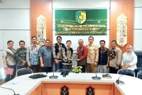 Rombongan Komisi III DPRD Tanah Bumbu saat melakukan kunjungan kerja dan berdiskusi dengan jajaran Dinas Perkimtan Kota Palangka Raya terkait pengelolaan sistem drainase kawasan permukiman, Kamis (12/03/2026).