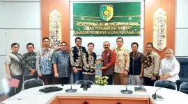 Rombongan Komisi III DPRD Tanah Bumbu saat melakukan kunjungan kerja dan berdiskusi dengan jajaran Dinas Perkimtan Kota Palangka Raya terkait pengelolaan sistem drainase kawasan permukiman, Kamis (12/03/2026).