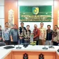 Rombongan Komisi III DPRD Tanah Bumbu saat melakukan kunjungan kerja dan berdiskusi dengan jajaran Dinas Perkimtan Kota Palangka Raya terkait pengelolaan sistem drainase kawasan permukiman, Kamis (12/03/2026).