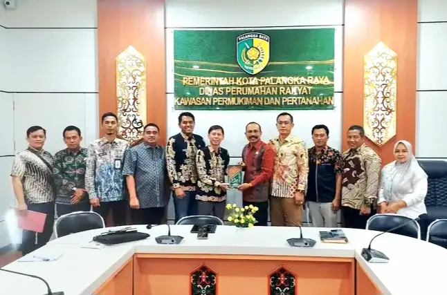 Rombongan Komisi III DPRD Tanah Bumbu saat melakukan kunjungan kerja dan berdiskusi dengan jajaran Dinas Perkimtan Kota Palangka Raya terkait pengelolaan sistem drainase kawasan permukiman, Kamis (12/03/2026).