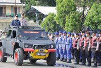 Bupati Tanah Bumbu Andi Rudi Latif bersama Kapolres Tanah Bumbu AKBP Arief Prasetya mengecek pasukan saat Apel Gelar Pasukan Operasi Ketupat Intan 2026 di halaman Mapolres Tanah Bumbu, Kamis (12/03/2026).