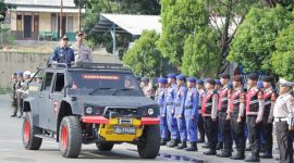 Bupati Tanah Bumbu Andi Rudi Latif bersama Kapolres Tanah Bumbu AKBP Arief Prasetya mengecek pasukan saat Apel Gelar Pasukan Operasi Ketupat Intan 2026 di halaman Mapolres Tanah Bumbu, Kamis (12/03/2026).