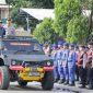 Bupati Tanah Bumbu Andi Rudi Latif bersama Kapolres Tanah Bumbu AKBP Arief Prasetya mengecek pasukan saat Apel Gelar Pasukan Operasi Ketupat Intan 2026 di halaman Mapolres Tanah Bumbu, Kamis (12/03/2026).