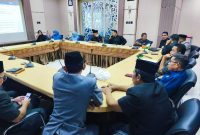 Rapat Badan Musyawarah (Banmus) DPRD Kabupaten Tanah Bumbu saat membahas dan menyusun jadwal agenda kegiatan dewan untuk bulan April 2026 di ruang rapat Komisi II.
