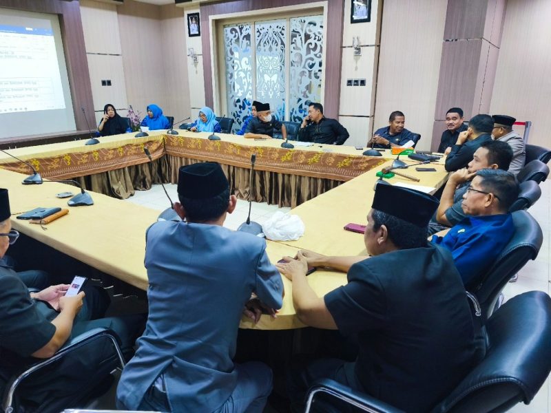 Rapat Badan Musyawarah (Banmus) DPRD Kabupaten Tanah Bumbu saat membahas dan menyusun jadwal agenda kegiatan dewan untuk bulan April 2026 di ruang rapat Komisi II.