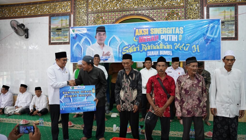 Bupati Tanah Bumbu, Andi Rudi Latif, menyerahkan secara simbolis bantuan hibah rumah ibadah kepada pengurus masjid saat Safari Ramadan 1447 Hijriah di Masjid An-Nur, Desa Mentawakan Mulia, Kecamatan Mantewe, Senin (02/03/2026).