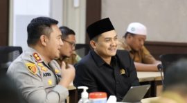 Ketua DPRD Tanah Bumbu Andrean Atma Maulani mengikuti Zoom Rapat Koordinasi Lintas Sektoral Operasi Ketupat 2026 bersama jajaran pemerintah daerah dan unsur TNI-Polri, Senin (02/03/2026).