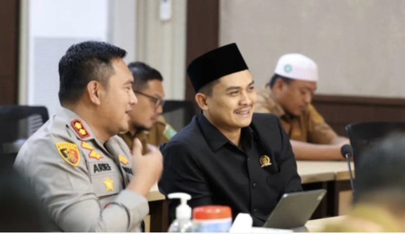 Ketua DPRD Tanah Bumbu Andrean Atma Maulani mengikuti Zoom Rapat Koordinasi Lintas Sektoral Operasi Ketupat 2026 bersama jajaran pemerintah daerah dan unsur TNI-Polri, Senin (02/03/2026).