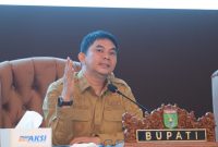 Bupati Tanah Bumbu Andi Rudi Latif menyampaikan arahan saat memimpin rapat persiapan peringatan Hari Jadi ke-23 Kabupaten Tanah Bumbu di Kantor Bupati, Batulicin, Selasa (03/03/2026).