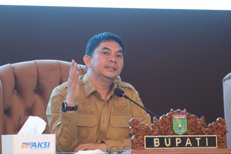 Bupati Tanah Bumbu Andi Rudi Latif menyampaikan arahan saat memimpin rapat persiapan peringatan Hari Jadi ke-23 Kabupaten Tanah Bumbu di Kantor Bupati, Batulicin, Selasa (03/03/2026).
