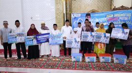 Bupati Tanah Bumbu Andi Rudi Latif (tengah) menyerahkan secara simbolis bantuan sosial kepada masyarakat saat kegiatan Safari Ramadan di Masjid Nurul Hidayah, Desa Rantau Panjang Hilir, Kecamatan Kusan Hilir, Jumat (06/03/2026).