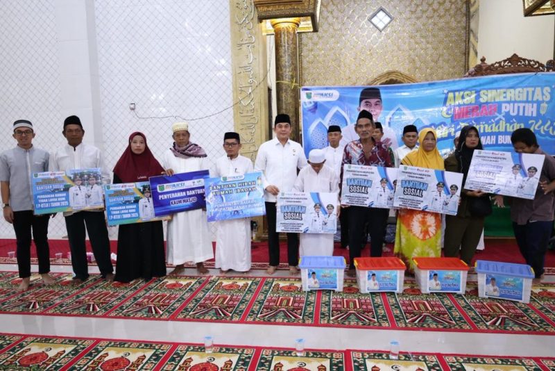 Bupati Tanah Bumbu Andi Rudi Latif (tengah) menyerahkan secara simbolis bantuan sosial kepada masyarakat saat kegiatan Safari Ramadan di Masjid Nurul Hidayah, Desa Rantau Panjang Hilir, Kecamatan Kusan Hilir, Jumat (06/03/2026).